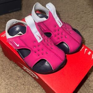 Infant Nike Sunray Sandals
Size 4c no box